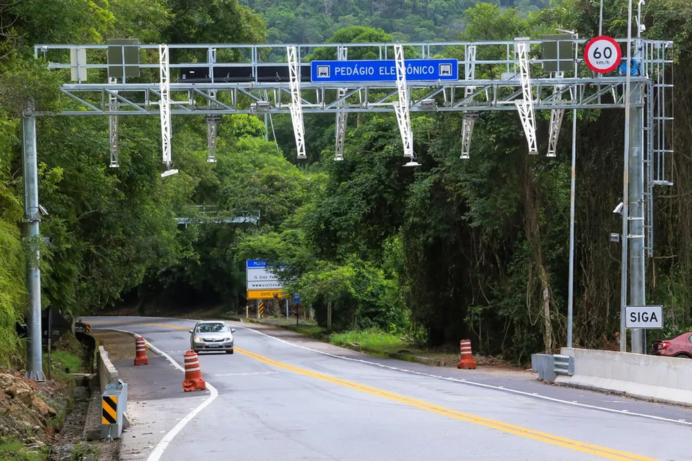 Sistema free flow de pedágio da Rio-Santos tem sido alvo de críticas e recebe notificação do Procon