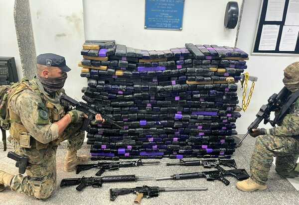 Polícia Militar apreende meia tonelada de maconha durante operação no Complexo da Penha, na zona norte