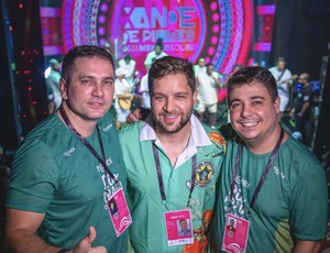 Thiago Pampolha curte última noite de desfiles do Grupo Especial em camarote da Sapucaí Novex Rio Praia