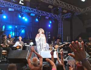 Alcione, a Marrom, Encanta Nova Iguaçu com Show Memorável no Clube IBC