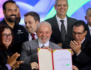 Lula assina projeto que regula atividade de motoristas de aplicativo