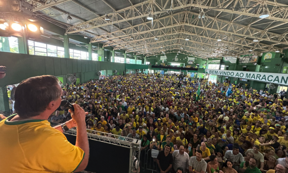 Bolsonaro acaba com área VIP no meio do comício de Ramagem no Rio, abolindo barreiras que separavam os governantes dos governados 