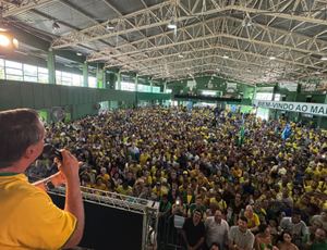 Bolsonaro acaba com área VIP no meio do comício de Ramagem no Rio, abolindo barreiras que separavam os governantes dos governados 