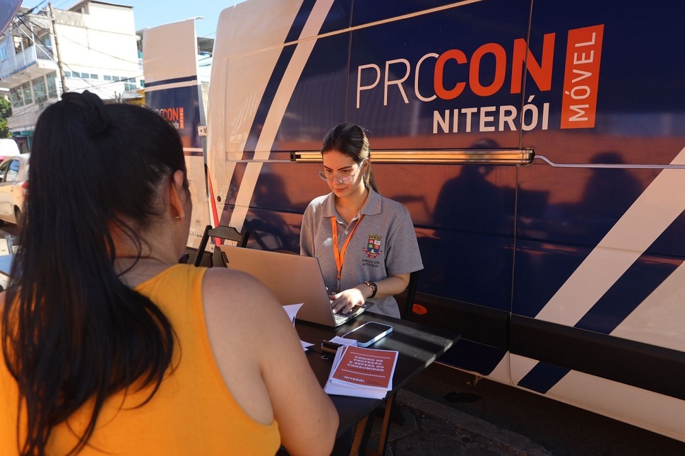 Morador de Niterói sem luz há mais de quatro horas pode recorrer ao Procon municipal contra a Enel