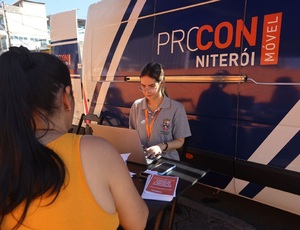 Morador de Niterói sem luz há mais de quatro horas pode recorrer ao Procon municipal contra a Enel