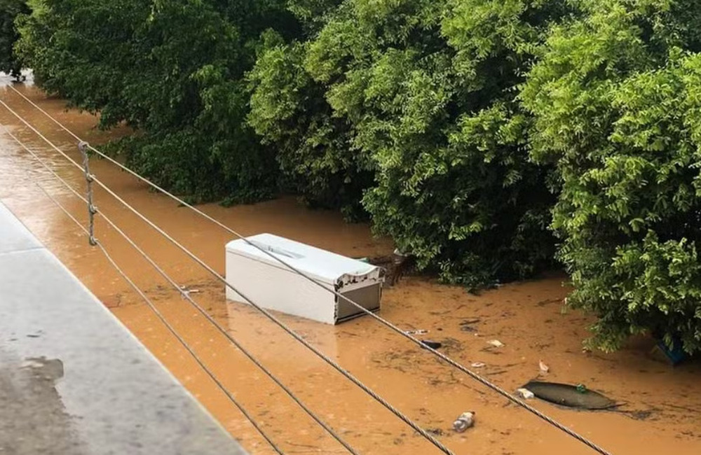 Grávida entra em geladeira para não morrer durante enchente no Espírito Santo