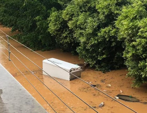 Grávida entra em geladeira para não morrer durante enchente no Espírito Santo