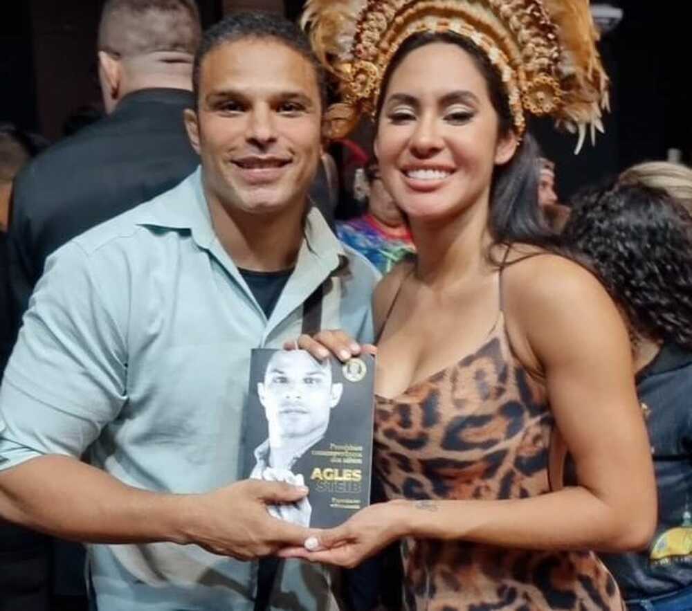 Matéria Agles Steib entrega livro a amiga Isabelle Nogueira do BBB24. 