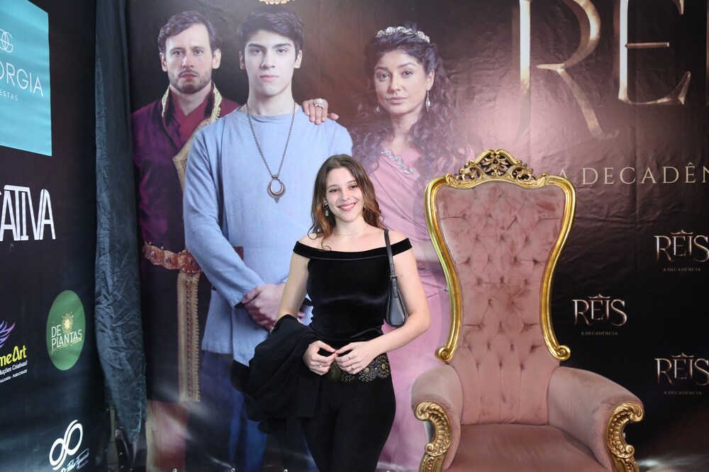 O elenco da Record TV se reuniu para assistir ao primeiro episódio  da 10ª temporada da série 'REIS – A Decadência'