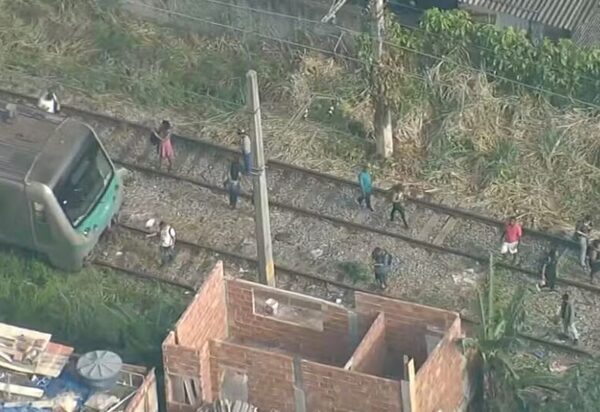 CAOS NA SUPERVIA: Trem Descarrila na Pavuna, provoca atrasos e muda a rotina de quem depende do trem para trabalhar