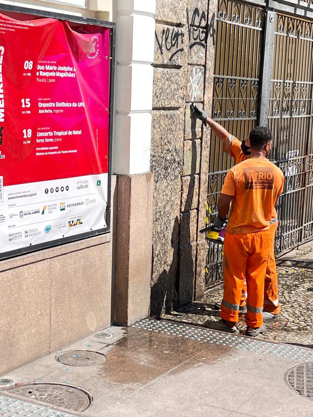 Pichadores atacam patrimônio cultural: Sala Cecília Meireles é alvo de vandalismo após revitalização