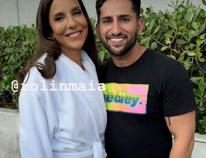 Ivete Sangalo atende fãs usando roupão de banho em aeroporto