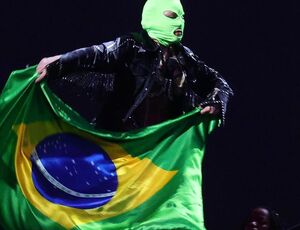 Após polêmica com brasileiros, Madonna enaltece o Brasil em ensaio