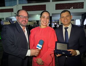 Cantora Nívea Silva, emociona público no 5º congresso da Cemaderj em Caxias