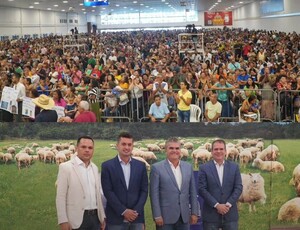 Netinho Reis e família recebem consagração na Igreja do apóstolo Valdemiro Santiago