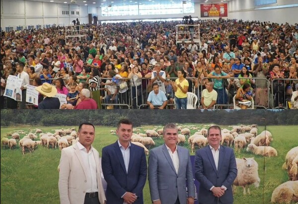 Netinho Reis e família recebem consagração na Igreja do apóstolo Valdemiro Santiago