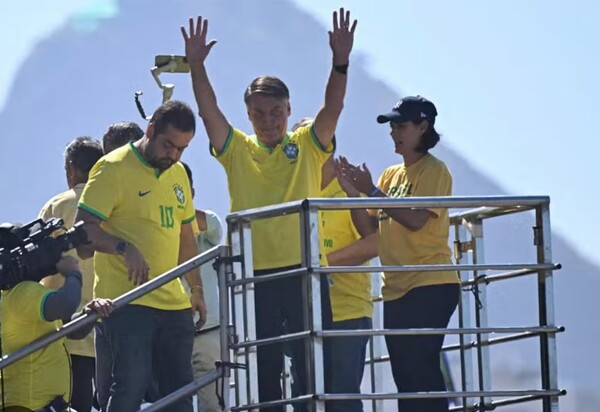 Castro e Bolsonaro juntos em Copacabana: Foi uma Jogada de Mestre ou um passo para o Abismo e a inegibilidade?