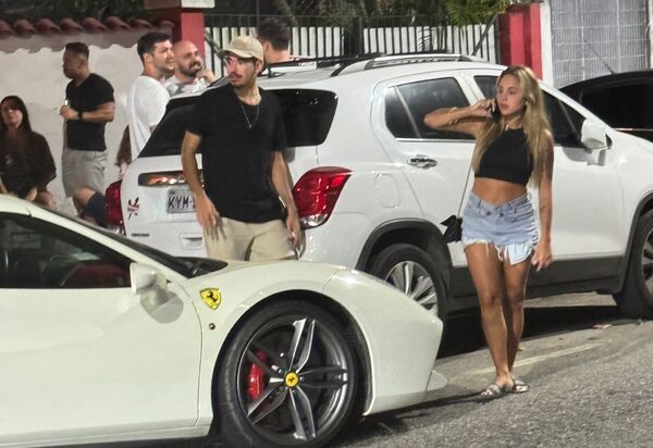 Mulher de Orochi ostenta Ferrari e para evento na Barra da Tijuca