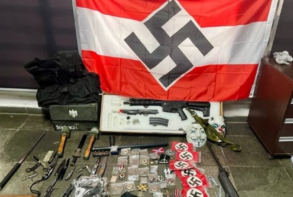 Jovem é Preso em São Paulo com Mais de 100 Itens Nazistas 