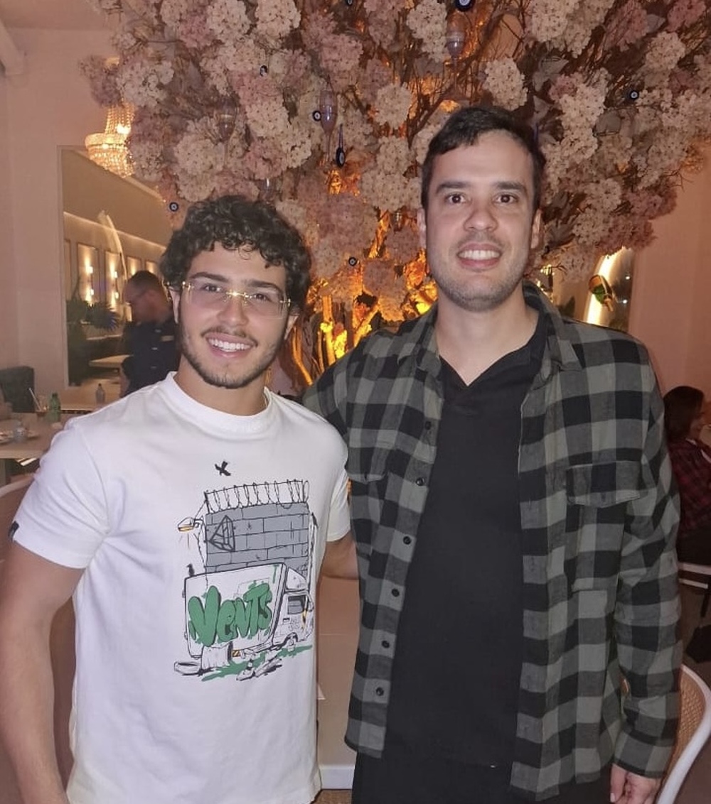 Ator Igor Jansen, visita o restaurante Celine Sushi, na Barra da Tijuca