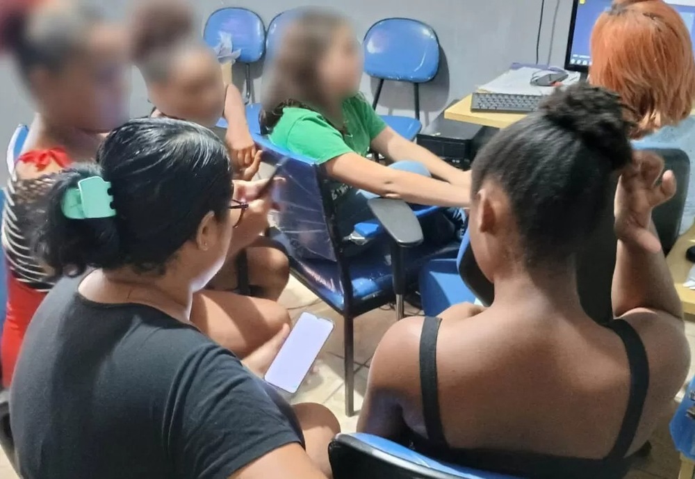 Vereador de Mesquita tenta desmentir pais de alunos que denunciaram as péssimas condições de unidade escolar