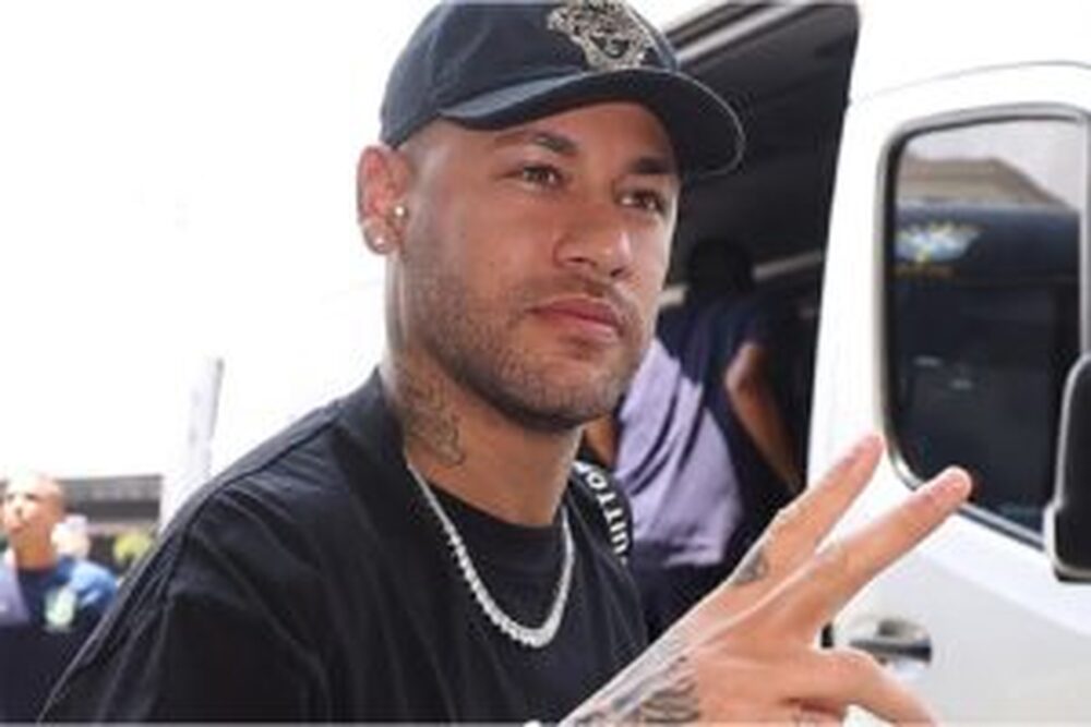 Neymar Jr. leva a família para conhecer a nova herdeira 