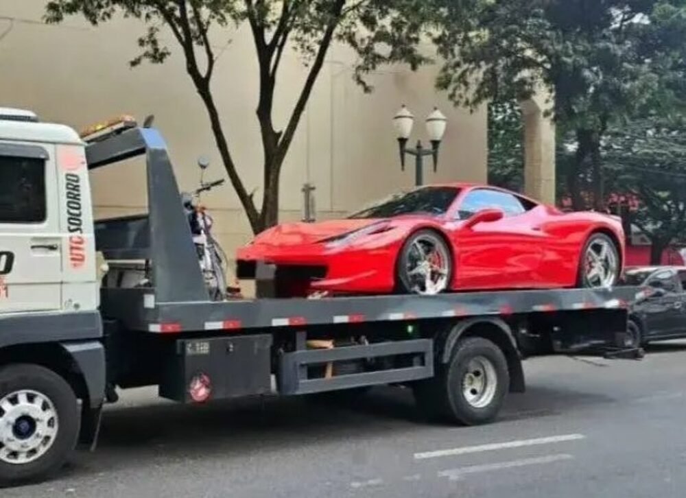 Ferrari de R$ 2 milhões guinchada por estacionar na faixa: o preço do descuido