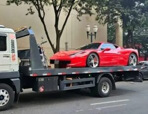 Ferrari de R$ 2 milhões guinchada por estacionar na faixa: o preço do descuido