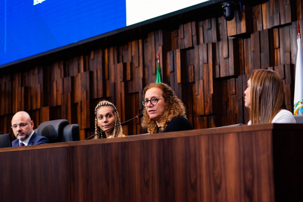 'Nós, mulheres, precisamos ocupar os espaços onde nossas vidas são decididas', disse a deputada federal Jandira Feghali durante a Caravana no Rio