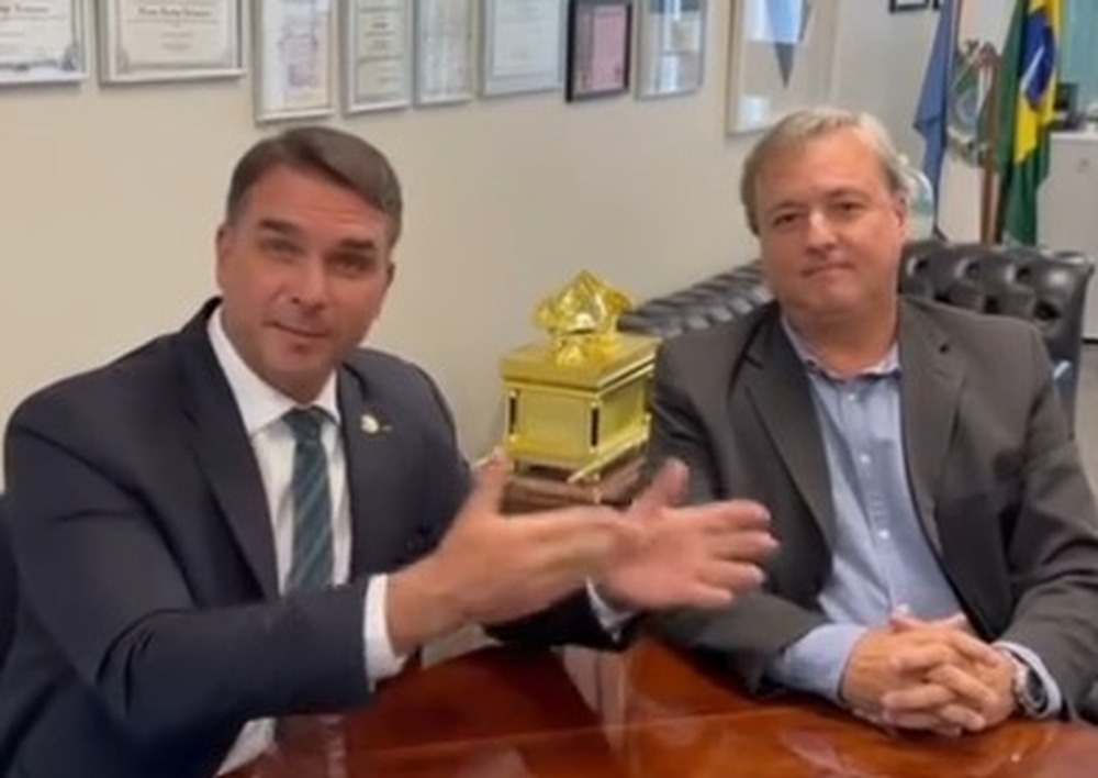 Senador Flávio Bolsonaro desafia PL e apoia Alexandre Martins