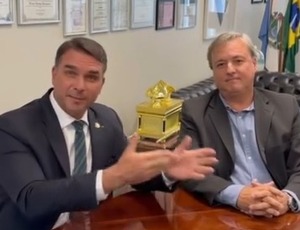 Senador Flávio Bolsonaro desafia PL e apoia Alexandre Martins