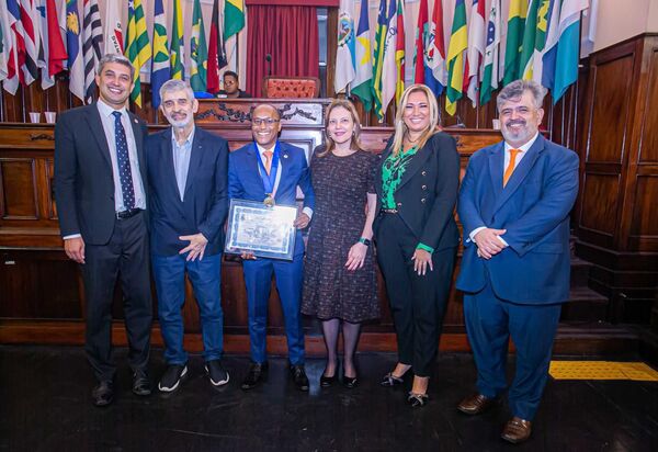 Márcio Aleluia é homenageado com a Medalha José Clemente Pereira e dedica conquista às comunidades de Niterói