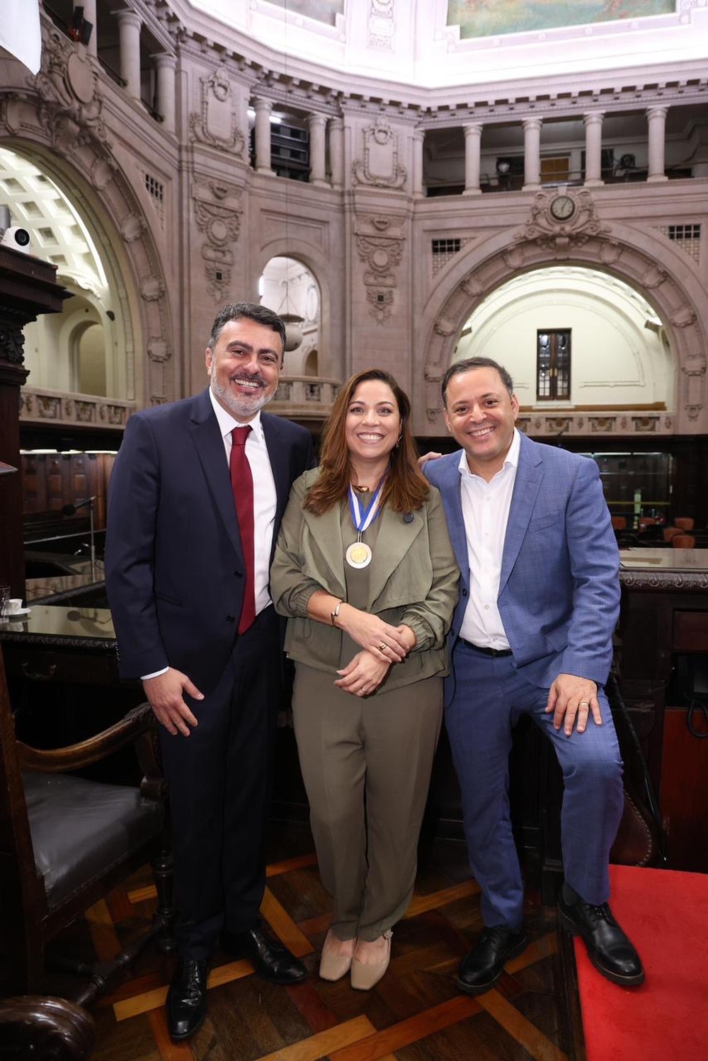 Pré-candidata a Vice de Rodrigo Neves em Niterói, Fernanda Sixel recebe a medalha Tiradentes