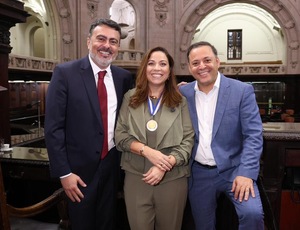 Pré-candidata a Vice de Rodrigo Neves em Niterói, Fernanda Sixel recebe a medalha Tiradentes