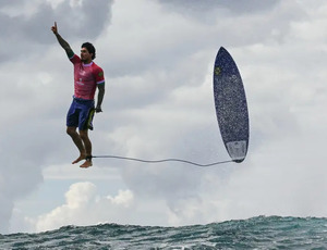 Paris: Tatiana Weston-Webb ganha prata e Gabriel Medina fica com o bronze no surfe