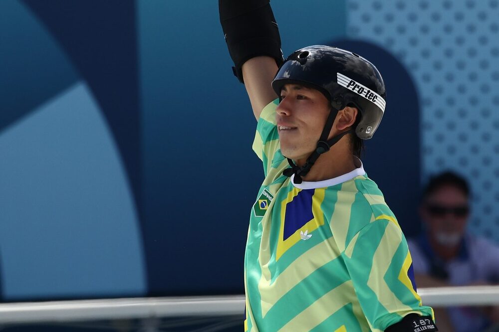 Augusto Akio é medalha de bronze no skate park em Paris 2024