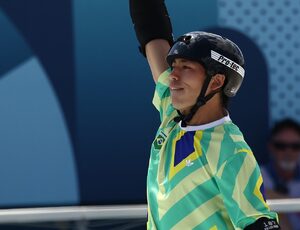 Augusto Akio é medalha de bronze no skate park em Paris 2024