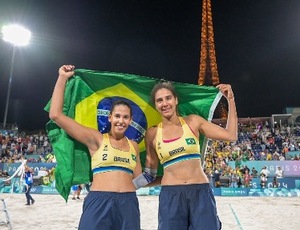 É ouro! Brasil vence o Canadá na final do vôlei de praia