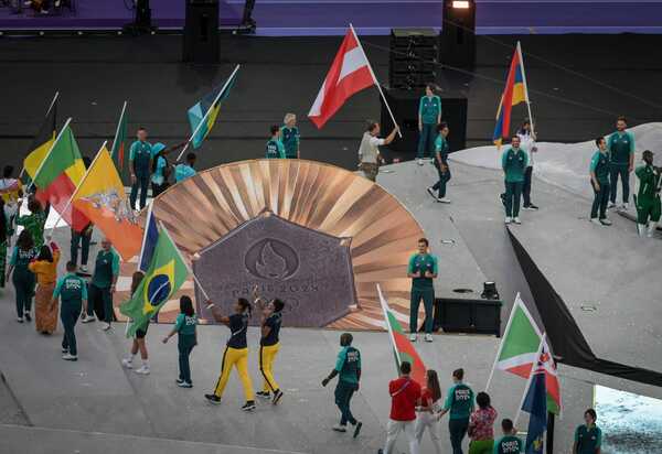 Com muita festa, Paris encerra Jogos Olímpicos com ‘medalha’ de ouro