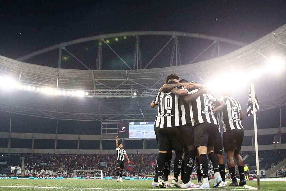 Chocolate! Sob gritos de ‘olé’, Botafogo massacra o Flamengo e reassume liderança