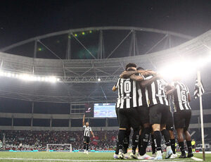 Chocolate! Sob gritos de ‘olé’, Botafogo massacra o Flamengo e reassume liderança