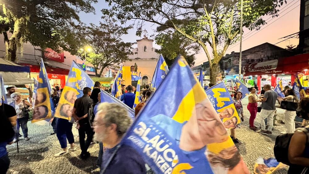 Glauco Kaizer é recebido com bandeiraço em praça de Queimados