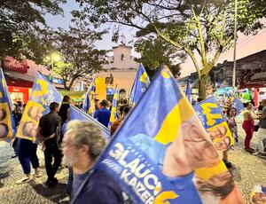 Glauco Kaizer é recebido com bandeiraço em praça de Queimados