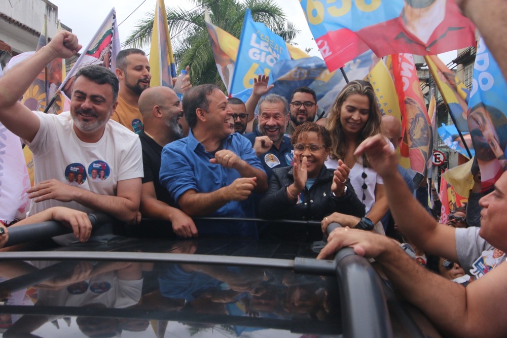 Rodrigo Neves faz caminhada no Fonseca e no Campo São Bento