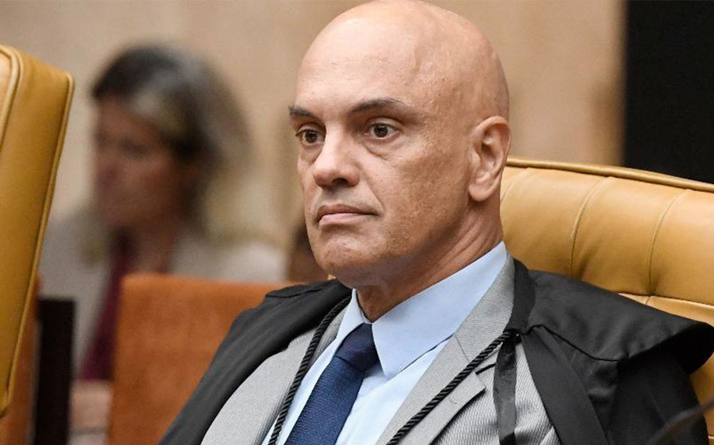 Alexandre de Moraes suspende rede social X no Brasil após descumprimento de ordens judiciais