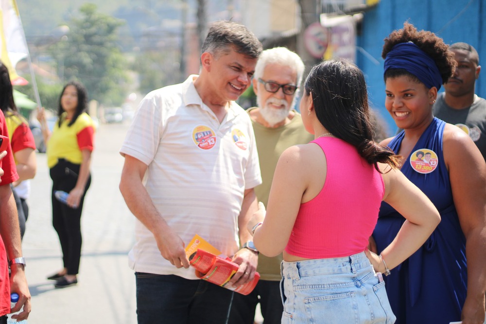 Educação não é gasto, é investimento. Com essa afirmação, Dimas Gadelha iniciou sua caminhada pelos bairros Santa Catarina e Barro Vermelho na manhã deste sábado