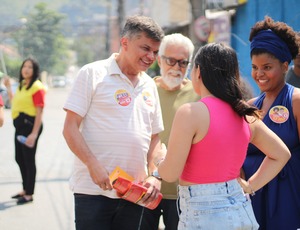 Educação não é gasto, é investimento. Com essa afirmação, Dimas Gadelha iniciou sua caminhada pelos bairros Santa Catarina e Barro Vermelho na manhã deste sábado