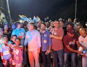 Andrezinho Ceciliano arrasta multidões em Paracambi em caminhada no bairro Bom Jardim