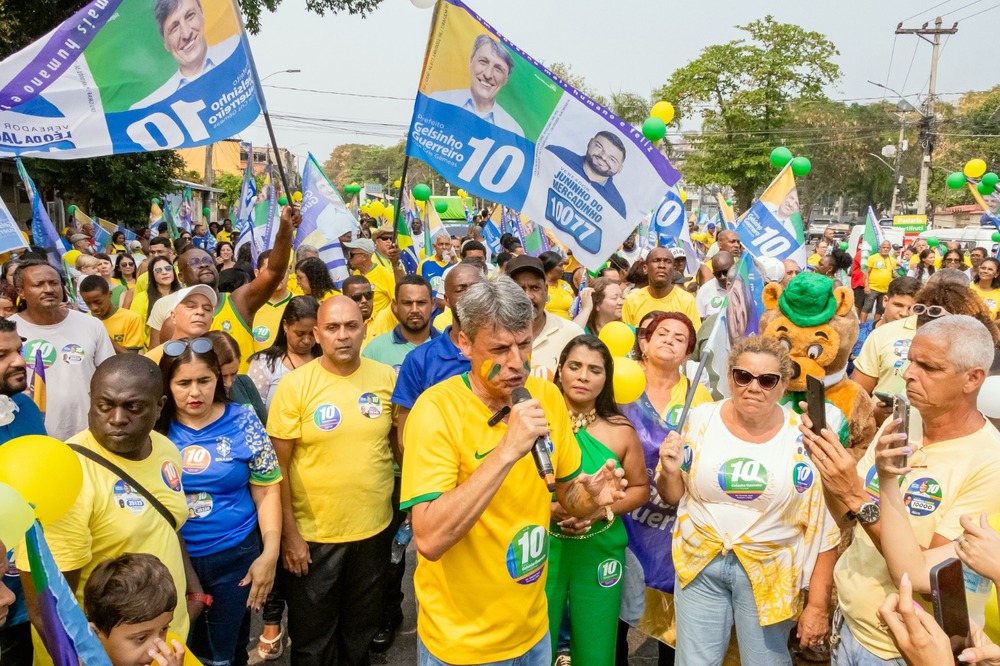 Mesquita: caminhada de Gelsinho no bairro Coreia leva multidão vestida de verde e amarelo