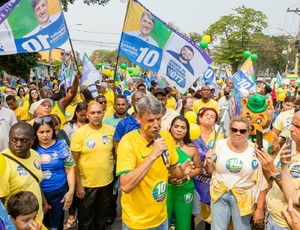 Mesquita: caminhada de Gelsinho no bairro Coreia leva multidão vestida de verde e amarelo